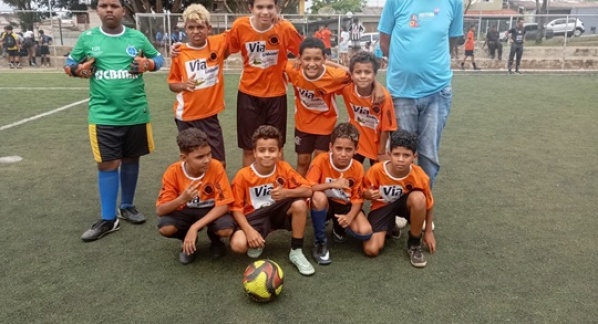 Manhã Esportiva movimenta Praça da Juventude e reúne escolinhas de futebol de Araxá