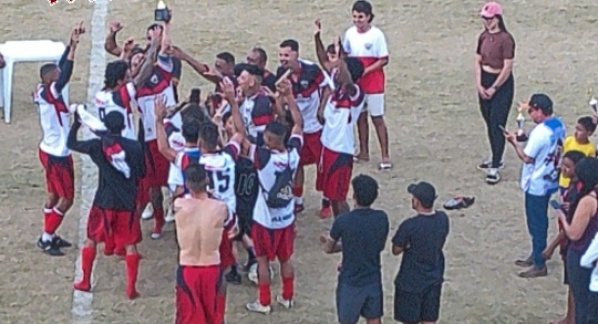 É campeão: Vila Nova levanta mais um troféu